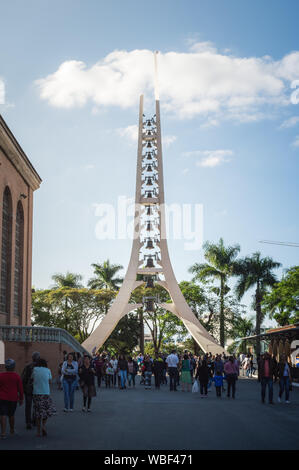 Aparecida do Norte, SP/Brasilien - Juli 6, 2019: Touristen zu Fuß in den nationalen Heiligtum von der Bell Tower mit 13 Glocken, Struktur von Oscar konzipiert Stockfoto