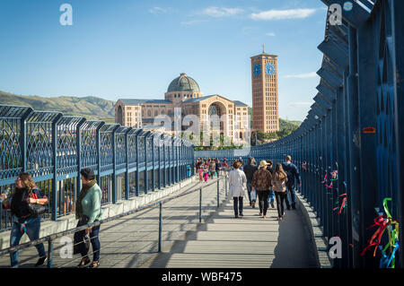 Aparecida do Norte, SP/Brasilien - Juli 6, 2019: Touristen zu Fuß auf dem Gehweg in Richtung der nationalen Heiligtum Stockfoto