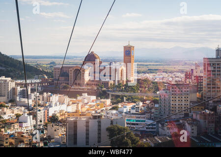 Aparecida do Norte, SP/Brasilien - Juli 6, 2019: Nationale Heiligtum von der Seilbahn gesehen. Dies ist die zweite größte katholische Tempel der Welt Stockfoto