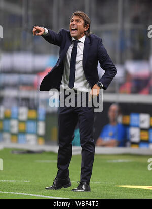 Mailand, Italien. 26 Aug, 2019. Inter Mailands Trainer Antonio Conte reagiert während einer Serie ein Fußball-Spiel zwischen Inter Mailand und Lecce in Mailand, Italien, 26.August 2019. Credit: Alberto Lingria/Xinhua Stockfoto