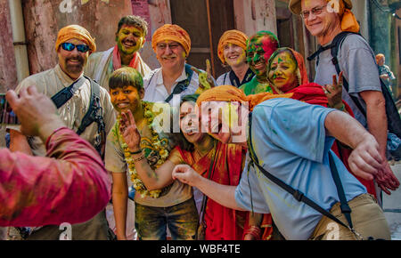 Barsana, Indien - 23. Februar 2018 - Touristen und Einheimischen teilen ein Gruppenfoto während der Holi Festival Stockfoto