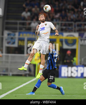 Mailand, Italien. 26 Aug, 2019. Inter Mailand ist Danilo D'Ambrosio (R) Mias mit Lecce ist Andrea La Mantia während einer Serie ein Fußball-Spiel zwischen Inter Mailand und Lecce in Mailand, Italien, 26.August 2019. Credit: Alberto Lingria/Xinhua Stockfoto