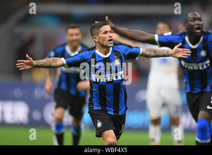 Mailand, Italien. 26 Aug, 2019. Inter Mailand ist Stefano Sensi feiert sein Ziel während einer Serie ein Fußball-Spiel zwischen Inter Mailand und Lecce in Mailand, Italien, 26.August 2019. Credit: Alberto Lingria/Xinhua Stockfoto