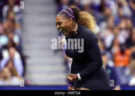 New York, USA. 26 Aug, 2019. Serena Williams aus den Vereinigten Staaten reagiert während der ersten Runde Frauen singles Match zwischen Serena Williams aus den Vereinigten Staaten und Maria Sharapova von Russland 2019 US Open in New York, USA, 26.08.2019. Credit: Li Muzi/Xinhua/Alamy leben Nachrichten Stockfoto
