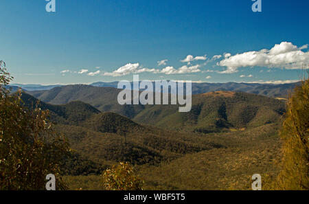 Landschaft geprägt von schroffen bewaldete Gipfel der Berge des alpinen Nationalpark, der zu den entfernten Horizont unter blauem Himmel strecken, Victoria Australien Stockfoto