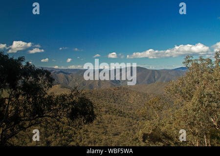 Landschaft geprägt von schroffen bewaldete Gipfel der Berge des alpinen Nationalpark, der zu den entfernten Horizont unter blauem Himmel strecken, Victoria Australien Stockfoto