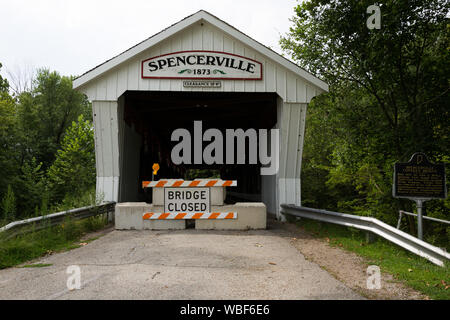 Eine historische 1873 Covered Bridge überspannt die St. Joseph River bei Spencerville, Indiana, USA. Stockfoto