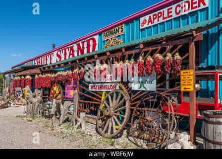 New Mexico rote Chile ristras für Verkauf an einem strassenrand Obststand in der Hondo Tal, Lincoln County, in der Nähe von Ruidoso, New Mexico, USA Stockfoto