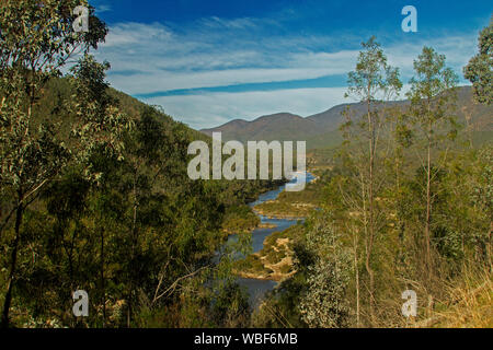 Blick auf bewaldete Bereiche des alpinen Nationalpark mit blauen Wassern des Snowy River im tiefen Tal weit unten in Victoria, Australien Stockfoto