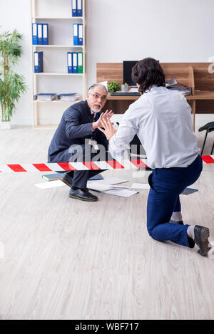 Die forensische Ermittler untersuchen Diebstahl im Büro Stockfoto