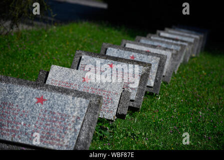 Sowjetische Grabsteine und ein Monument, würdigt der Gefallenen sowjetischen Soldaten des 2. Weltkrieges in Krakau die Militärische Commonwealth Abschnitt der Friedhof Rakowicki. Das Grab Service der britischen Armee, der Rhein, der Commonwealth Gräber aus ganz Polen in drei Friedhöfe versammelt, Rakowicki, der größte. Im Moment 522 militärischen Verbündeten sind in militärischen Krakauer Friedhof begraben. Stockfoto