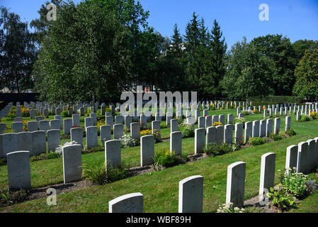 Grabsteine von britischen, neuseeländischen, australischen und südafrikanischen Militär, während des Zweiten Weltkrieges an der Krakauer militärischen Commonwealth Abschnitt der Friedhof Rakowicki gefallen. Das Grab Service der Britischen Armee des Rheins versammelten Commonwealth Gräber aus ganz Polen in drei Friedhöfe, Rakowicki, der größte. Im Moment 522 militärischen Verbündeten sind in militärischen Krakauer Friedhof begraben. Stockfoto