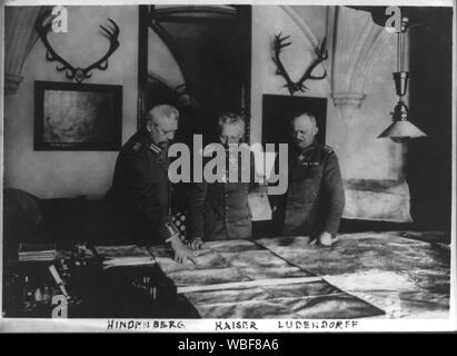 General Paul von Hindenburg, Kaiser Wilhelm II., und General Erich Ludendorff, der an einem Tisch, die Prüfung großer Karten Abstract / Medium: 1 Fotoabzug. Stockfoto