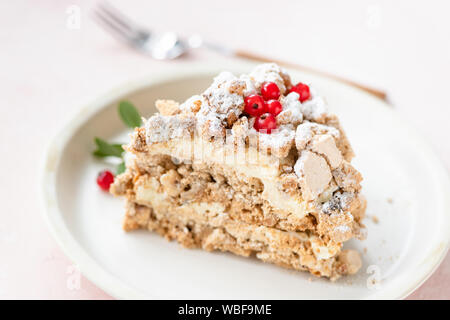 Kiew oder Dacquoise Kuchen mit vanilla buttercream, Detailansicht. Scheibe lecker Baiser Kuchen Stockfoto