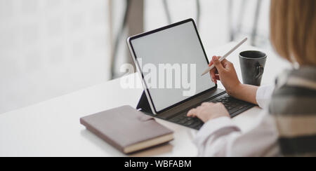 Junge professionelle Geschäftsfrau schreiben Ihre Idee über die Konzepte in der leere Bildschirm Tablet Stockfoto