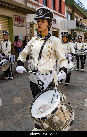 Cuenca, Ecuador, Jan 13, 2018: Schlagzeuger in Parade an der Festival marschieren Stockfoto