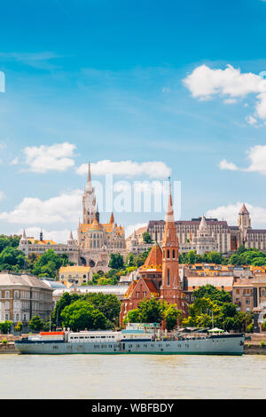 Im Stadtteil Buda Fischerbastei und St. Matthias Kirche mit Donau in Budapest, Ungarn Stockfoto