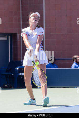 New York, NY - 26. August 2019: Johanna Konta (Großbritannien) dient während der 1. Runde der US Open Tennis Meisterschaft gegen Daria Kasatkina (Russland) an Billie Jean King National Tennis Center Stockfoto