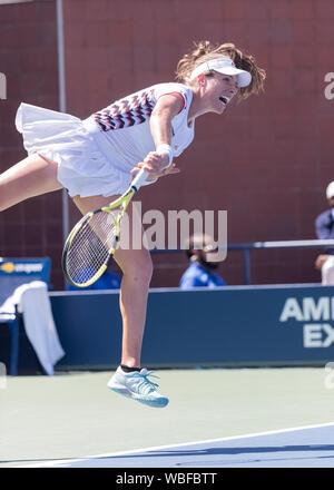 New York, NY - 26. August 2019: Johanna Konta (Großbritannien) dient während der 1. Runde der US Open Tennis Meisterschaft gegen Daria Kasatkina (Russland) an Billie Jean King National Tennis Center Stockfoto