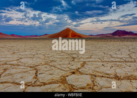 Das Land ist ausgetrocknet und für Meilen, die zu dieser gigantischen Sanddüne in Namibia geknackt Stockfoto