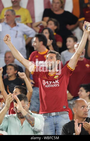 Rom, Italien. 25 Aug, 2019. Die Fans jubeln während der Match gegen den CFC Genua und als Roma im Stadio Olimpico in Rom. Das Endergebnis ist 3-3. (Foto von Salvatore Esposito/Pacific Press) Quelle: Pacific Press Agency/Alamy leben Nachrichten Stockfoto