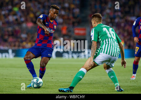 Barcelona, Spanien. 25 Aug, 2019. BARCELONA, SPANIEN - 25. August: Loren Moron von Real Betis in Aktion mit Nelson Semedo des FC Barcelona in der Liga Match zwischen dem FC Barcelona und Real Betis im Camp Nou am 25 August, 2019 in Barcelona, Spanien. (Foto von David Ramirez/Pacific Press) Quelle: Pacific Press Agency/Alamy leben Nachrichten Stockfoto