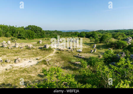 Pobiti Kamani (Steine), die auch als Steinwüste bekannt, ist eine Wüste - wie rock Phänomen auf der North West Provinz Varna Bulgarien entfernt. Stockfoto