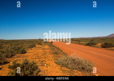 Australische outback Road stretching über Ebenen mit niedriger Vegetation in Richtung Horizont nördlich von Quorn South Australia abgedeckt Stockfoto