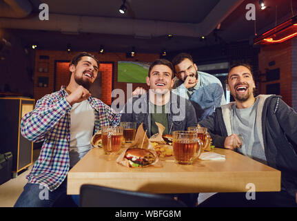 Freunde fans Watch Sport Tv im Pub Stockfoto