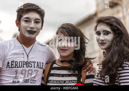 Cuenca, Ecuador - 10. Mai 2014: Jugendliche gekleidet, wie Mime für kommende Show Stockfoto