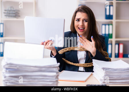 Die junge schöne Mitarbeiter gebunden mit Seil im Büro Stockfoto