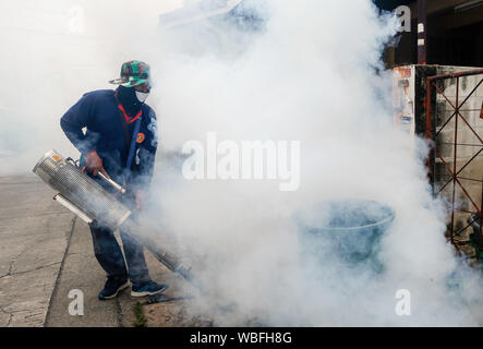 Nonthaburi, Thailand. 27 Aug, 2019. Ein Health Worker fumigates die Verbreitung des Dengue-fiebers in einem Dorf in der Provinz Nonthaburi zu verhindern, am Stadtrand von Bangkok. Credit: SOPA Images Limited/Alamy leben Nachrichten Stockfoto