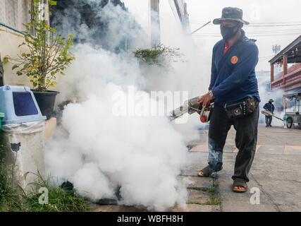 Nonthaburi, Thailand. 27 Aug, 2019. Ein Health Worker fumigates die Verbreitung des Dengue-fiebers in einem Dorf in der Provinz Nonthaburi zu verhindern, am Stadtrand von Bangkok. Credit: SOPA Images Limited/Alamy leben Nachrichten Stockfoto