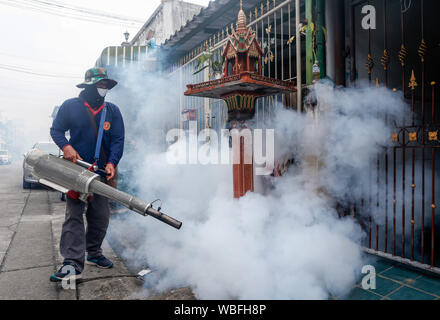 Nonthaburi, Thailand. 27 Aug, 2019. Ein Health Worker fumigates die Verbreitung des Dengue-fiebers in einem Dorf in der Provinz Nonthaburi zu verhindern, am Stadtrand von Bangkok. Credit: SOPA Images Limited/Alamy leben Nachrichten Stockfoto