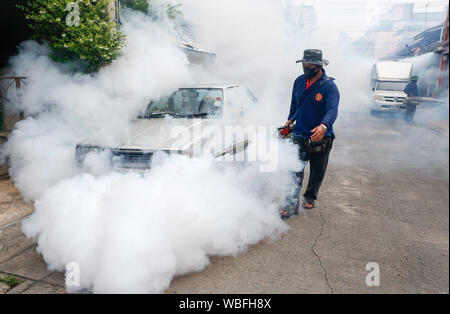 Nonthaburi, Thailand. 27 Aug, 2019. Ein Health Worker fumigates die Verbreitung des Dengue-fiebers in einem Dorf in der Provinz Nonthaburi zu verhindern, am Stadtrand von Bangkok. Credit: SOPA Images Limited/Alamy leben Nachrichten Stockfoto