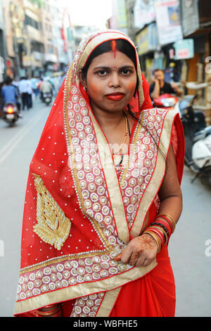 Portrait einer indischen Frau trägt eine bunte traditionelle Sari. Stockfoto