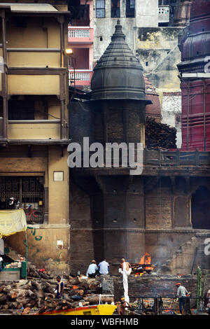 Die Verbrennungen am Manikarnika Ghat in Varanasi, Indien. Stockfoto