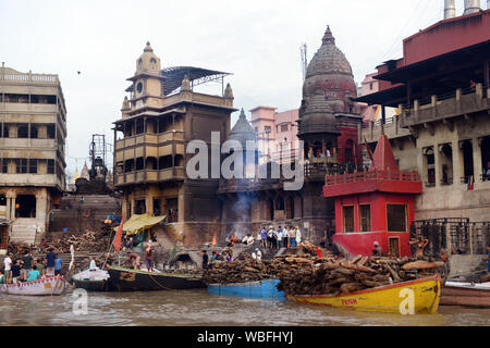 Die Verbrennungen am Manikarnika Ghat in Varanasi, Indien. Stockfoto