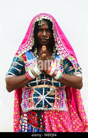 Porträt einer Lambadi Frau an ihr Dorf in Karnataka, Indien. Stockfoto