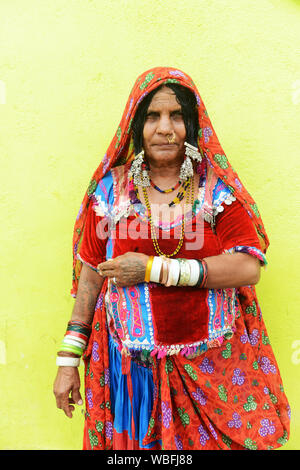 Porträt einer Lambadi Frau an ihr Dorf in Karnataka, Indien. Stockfoto