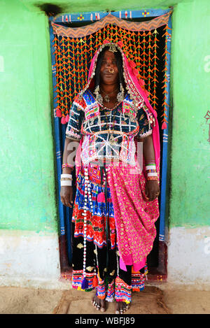 Porträt einer Lambadi Frau an ihr Dorf in Karnataka, Indien. Stockfoto