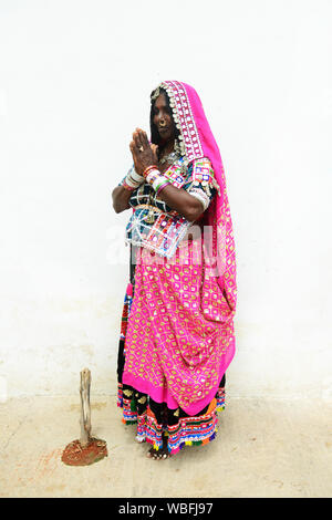 Porträt einer Lambadi Frau an ihr Dorf in Karnataka, Indien. Stockfoto