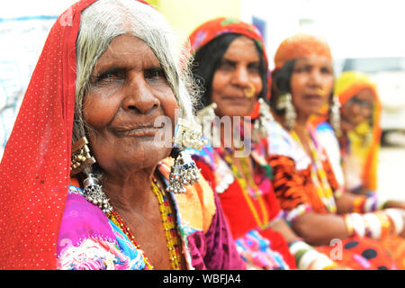 Eine Gruppe von Lambadi Frauen in ihrem Dorf in Karnataka, Indien. Stockfoto