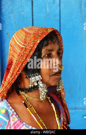 Porträt einer Lambadi Frau an ihr Dorf in Karnataka, Indien. Stockfoto