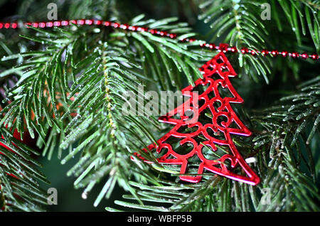 Nahaufnahme von rotem Baumschmuck am Weihnachtsbaum Stockfoto
