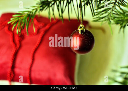 Nahaufnahme eines roten Baubles am Weihnachtsbaum. Stockfoto
