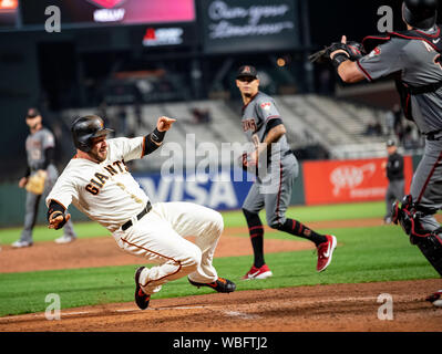 August 26, 2019: San Francisco Giants pinch hitter Stephen Vogt (21) Kerben auf Kevin Pfeiler (nicht abgebildet) neunten inning Doppel, während ein MLB-Spiel zwischen den Arizona Diamondbacks und die San Francisco Giants bei Oracle Park in San Francisco, Kalifornien. Valerie Shoaps/CSM Stockfoto