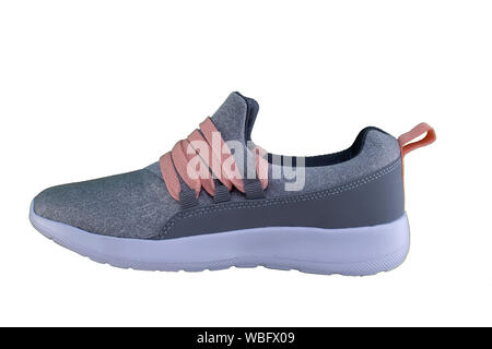Grau Sneaker mit orange Spitzen. Sport Schuhe auf weißem Hintergrund Stockfoto