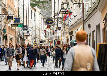 Salzburg, Austria-September 24,2017: Getreidegasse mit touristischen herum gehen und verschiedene Store name Zeichen auf den Fassaden Stockfoto