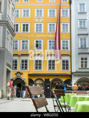 Salzburg, Austria-September 24,2017: Geburtsort von Wolfgang Amadeus Mozart die Stadt Salzburg Stadt und einige touristische Notunterstände im Stockfoto